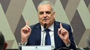 Alfredo Gaspar sentado em frente a microfone