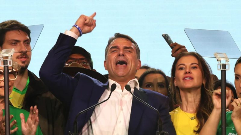 Flávio Bolsonaro enfrenta derrota, suspeita de fuga e investigações após eleição