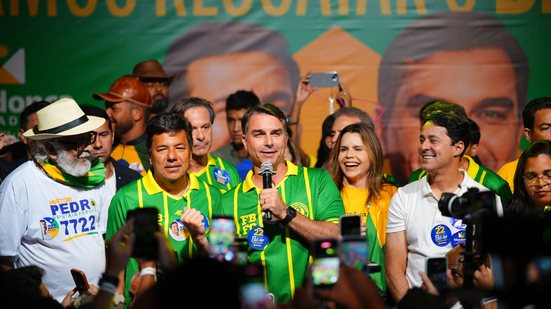 Flávio Bolsonaro ao lado de aliados no Recife - Crédito: Charles Vieira/ Divulgação Campanha Flávio Bolsonaro