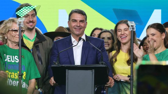 Flávio Bolsonaro em púpito de campanha