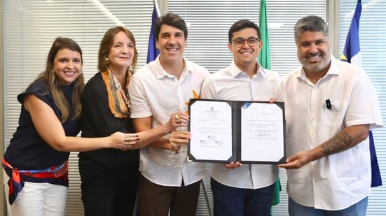 Netos do poeta destacam relação dele com o Recife
					
					
					Hélia Scheppa/Prefeitura do Recife