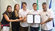 Familiares do escritor, Victor Marques e Rinaldo Júnior seguram texto da homenagem