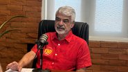 Humberto Costa sentado em frente a um microfone.