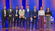 Juntos em pé 4 homens de terno e uma mulher ao lado de João Campos, Raquel Lyra e Ivan Moraes
