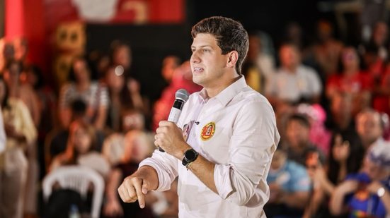 João Campos fala ao microfone