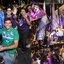 Montagem de duas fotos. Mendonça Filho ao lado de pessoas com camisetas roxas que fazem 5 e 5 com as mãos e um homem de camisa verde faz o 2. Ao lado Raquel Lyra em cima de trio elétrico segura bandeira  ao lado de Túlio Gadelha ao redor de multidão