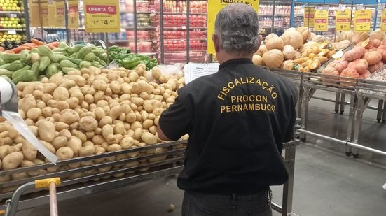 Agente fiscalizador do Procon-PE
					
					
					Divulgação/Procon-PE
