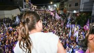 Raquel Lyra de costas em evento com multidão