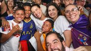 Raquel Lyra posa para foto ao lado de várias pessoas sorrindo, entre elas 3 crianças negras. Também sorriem Túlio Gadelha e Priscila Krause