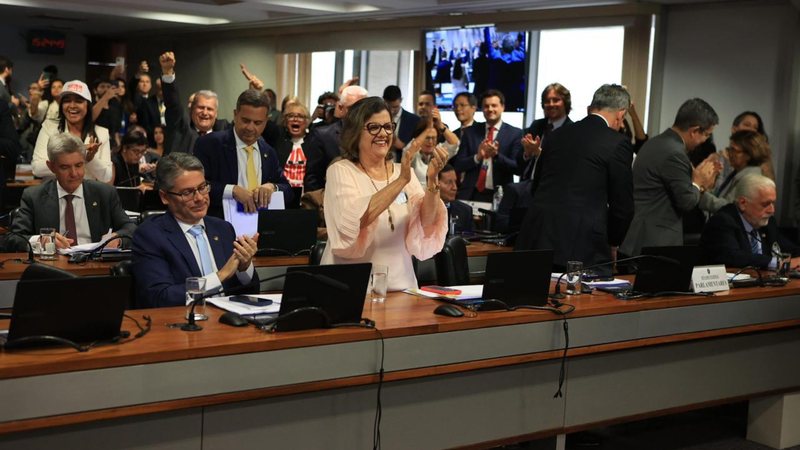 Com articulação de Teresa Leitão, PEC do fim da escala 6x1 é aprovada na CCJ