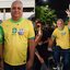 Montagem de 2 fotos. Mendonça Filho ao lado de Alfredo Gaspar, ambos sorriem e usam camisetas de times verde e amarela. A de Mendonça tem escrito FBFC (Flávio Bolsonaro Futebol Clube). À direita Alfredo Gaspar anda de bicicleta enquanto sorri