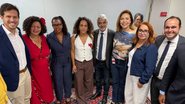 Parlamentares pernambucanos de esquerda abraçados em sala do TRE-PE