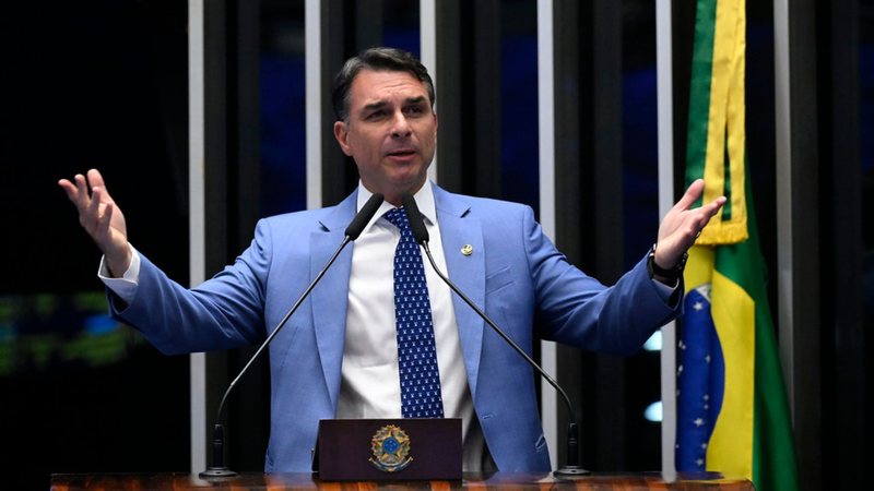 Dos Estados Unidos, Flávio Bolsonaro se diz “verdadeiro presidente eleito”