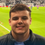 Imagem mostra foto do jovem Jeová Almeida em um estádio de futebol