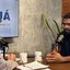 Jones Manoel de frente para Jamildo. Ambos estão sentados, de frente para microfones de podcast