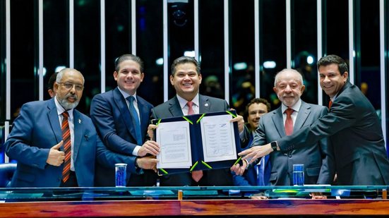 Presidente e candidato à reeleição, Luiz Inácio Lula da Silva compareceu ao Congresso Nacional para promulgação da PEC
					
					
					Foto: Ricardo Stuckert