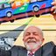 Presidente Lula segura miniatura de ônibus
