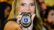 Imagem de Agentes da Polícia fardados com coletes escrito "polícia civil", todos estão de costas