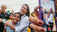 Raquel Lyra abraça menino enquanto é filmada