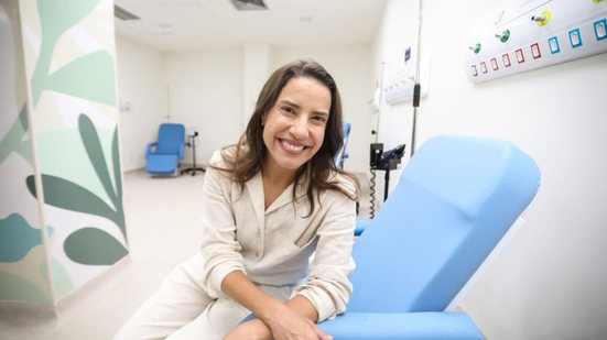 Raquel Lyra sorri em cadeira em UTI requalificada