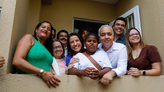 Raquel Lyra, o prefeito Rodrigo Pinheiro e autoridades visitam a varanda de um dos novos apartamentos ao lado de família contemplada
					
					
					Miva Filho/GOV PE