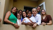 Raquel Lyra, Rodrigo Pinheiro e moradores de Caruaru sorriem na varanda de um dos apartamentos entregues