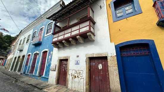 Quando a ação atinge bens tombados por valor histórico, artístico ou arqueológico, a sanção penal aumenta, variando de seis meses a um ano de detenção, somada ao ressarcimento financeiro dos danos.
					
					
					Foto: Divulgação