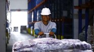 Trabalhador carregando materiais em indústria