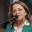 Imagem mostra a vereadora Professora Ana Lucia na tribuna da Câmara de Vereadores fazendo discurso
