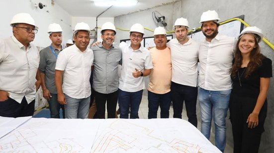 Todos com capacetes de obras, Victor Marques, Cecília, Samuel Salazar e outros homens
