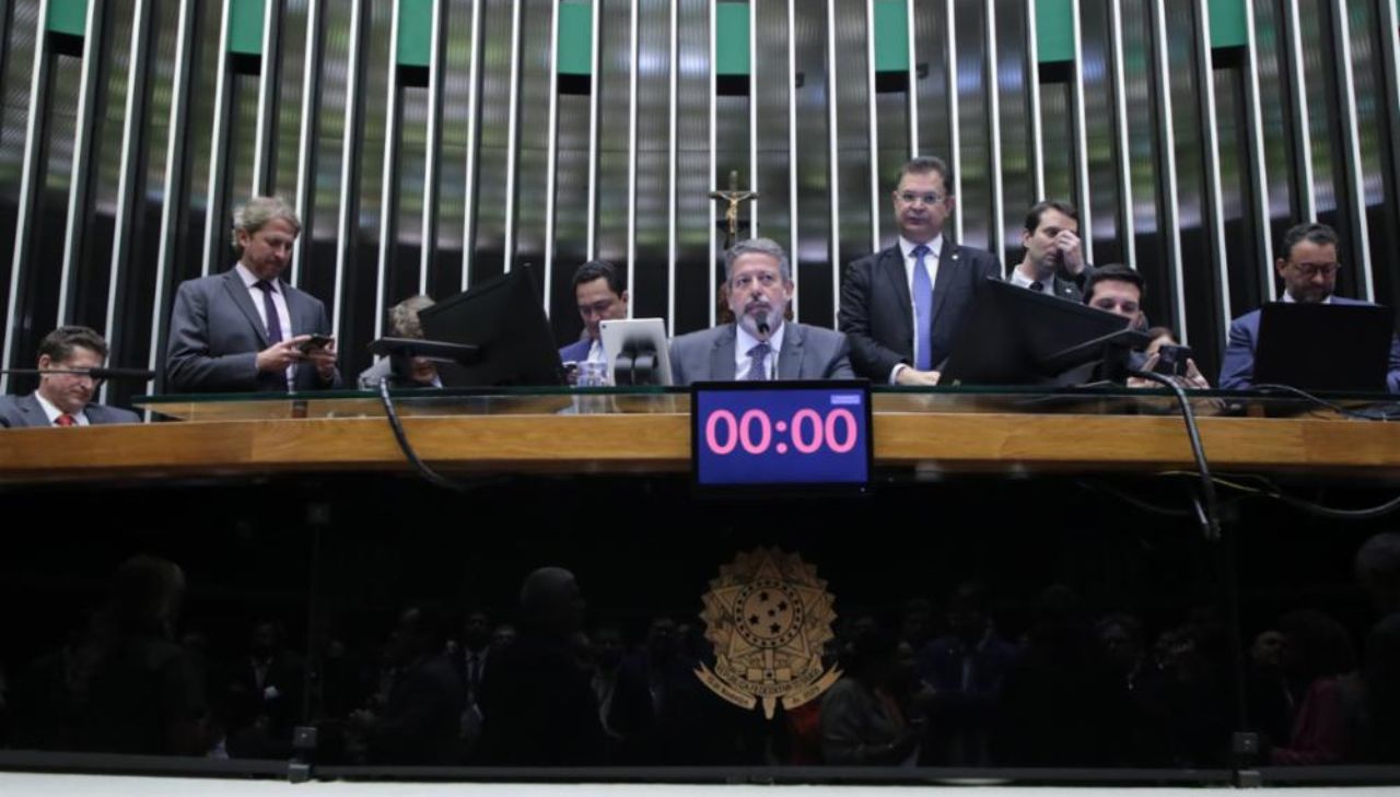 Foto do presidente da Câmara dos Deputados, Arthur Lira (PP), ao centro
