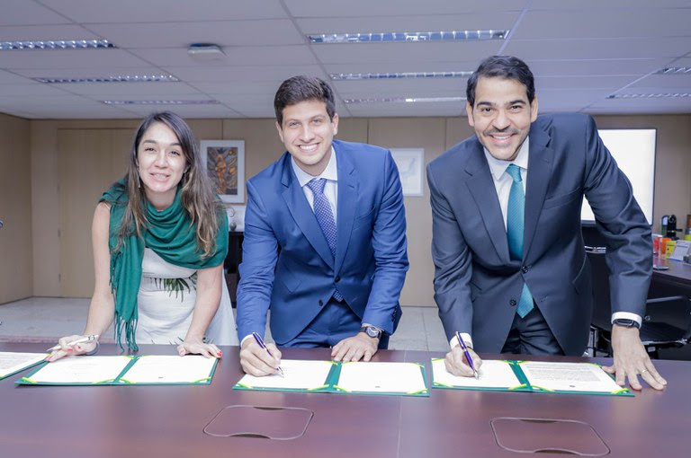 Prefeito João Campos no momento da assinatura do acordo com  AGU para a ampliação do parque público do Cais José Estelita
