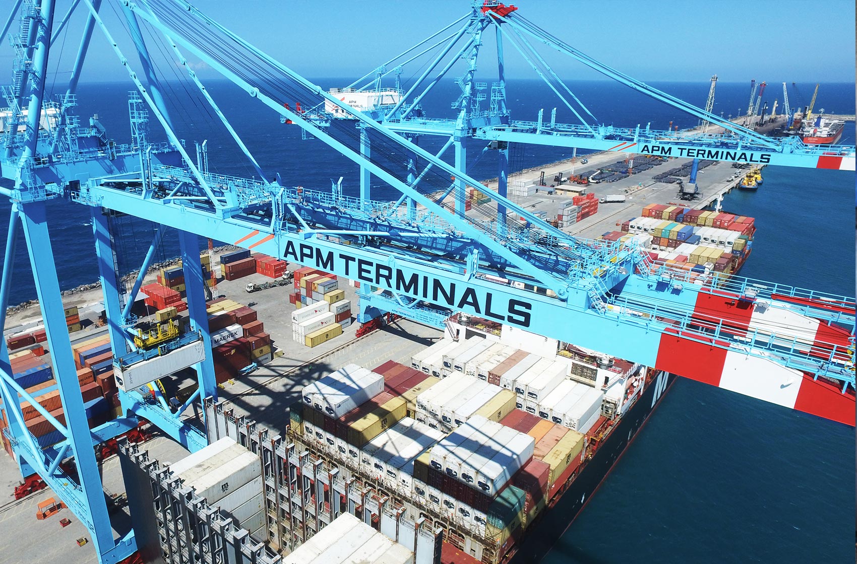 Imagem mostra equipamentos da empresa APM Terminals, no porto de Pecém, no Ceará