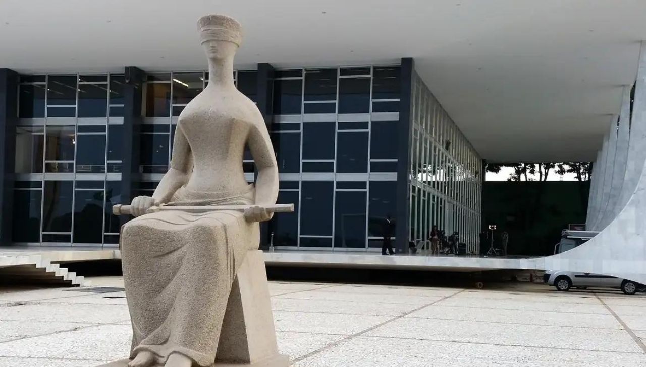 A Justiça, escultura localizada em frente ao prédio do Supremo Tribunal Federal