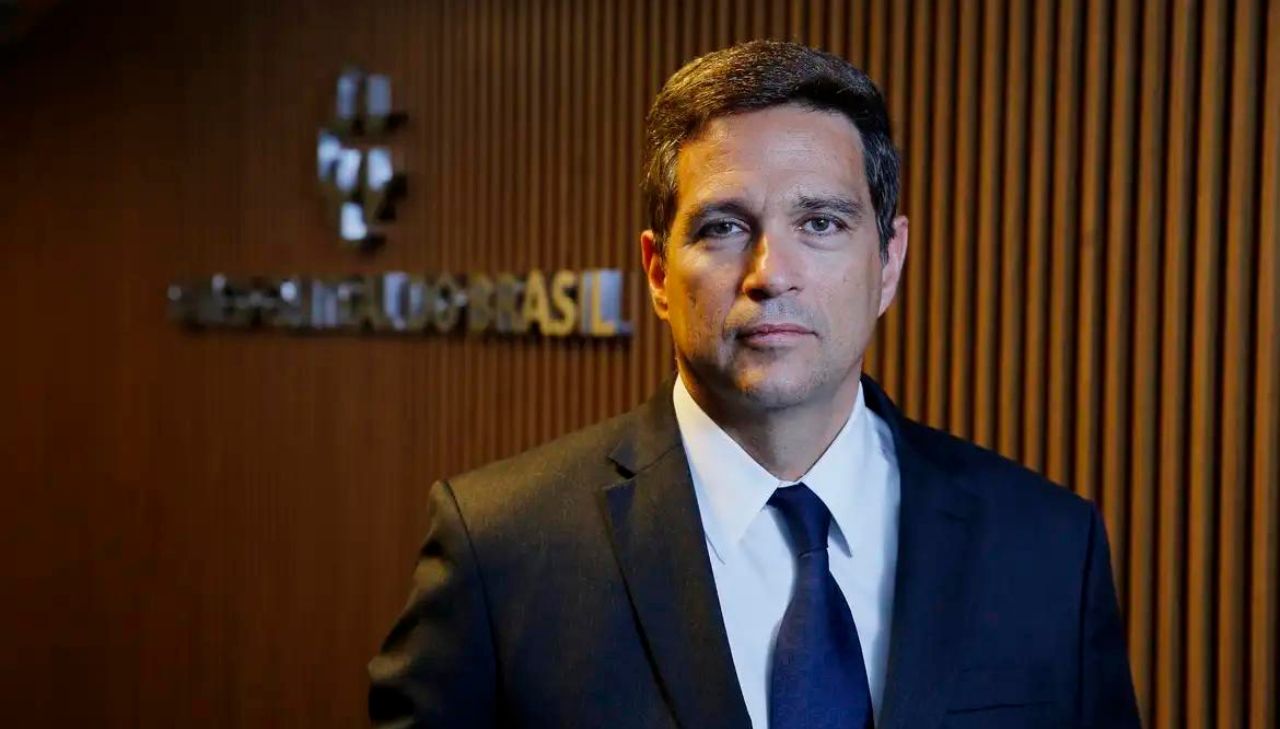 Foto do presidente do Banco Central do Brasil, Roberto Campos Neto, que aparece em primeiro plano, enquanto o fundo está desfocado