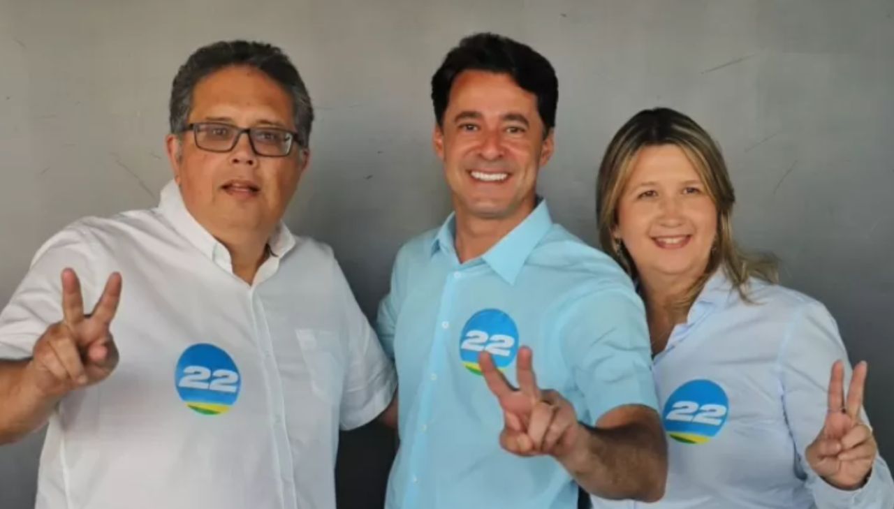 Foto de Celso Muniz ao lado de Anderson Ferreira e Izabel Urquiza, durante a campanha para governo em 2020