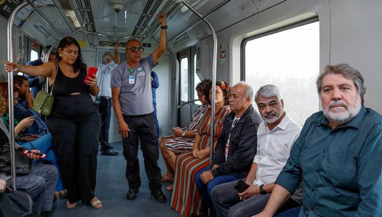 Parlamentares andam no metrô do Recife