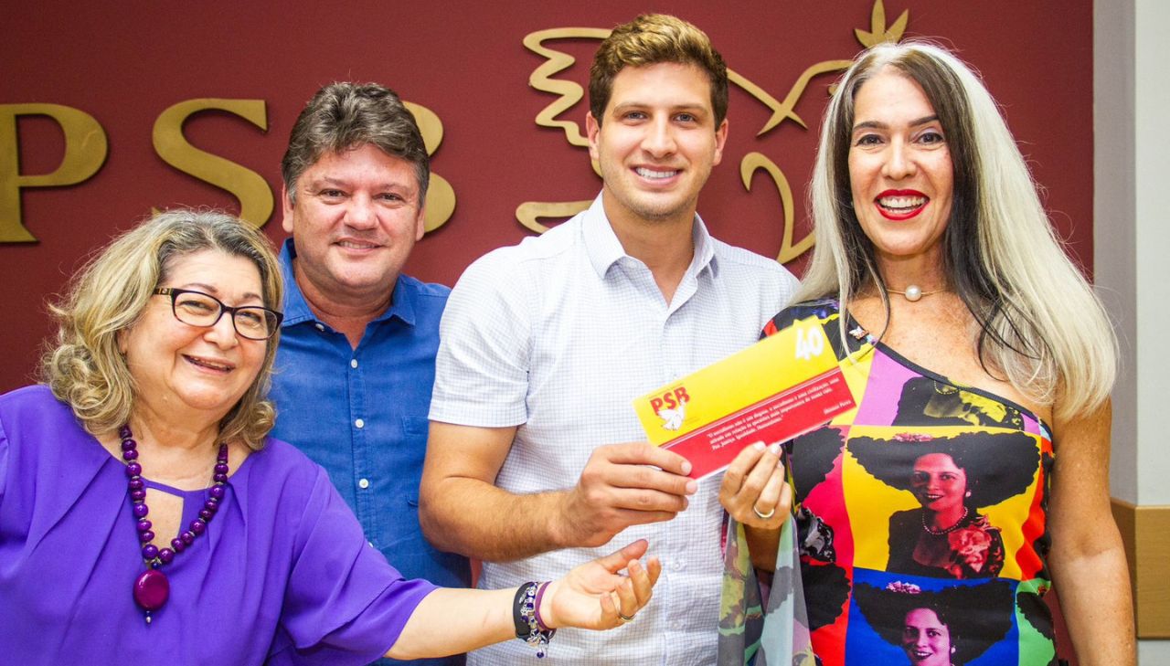 Foto de Maria do Céu, ao lado de João Campos, atual prefeito do Recife, deputado Sileno Guedes e a secretária nacional de Mulheres do PSB, Dora Pires