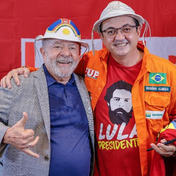 O sindicalista Rogério Almeida e Lula, em Suape