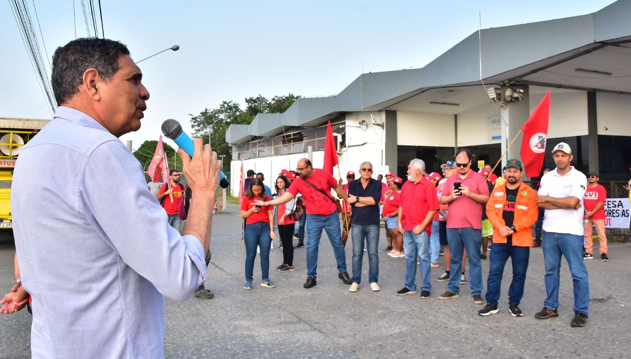 João Paulo em primeiro plano, na frente da antiga Coperbo