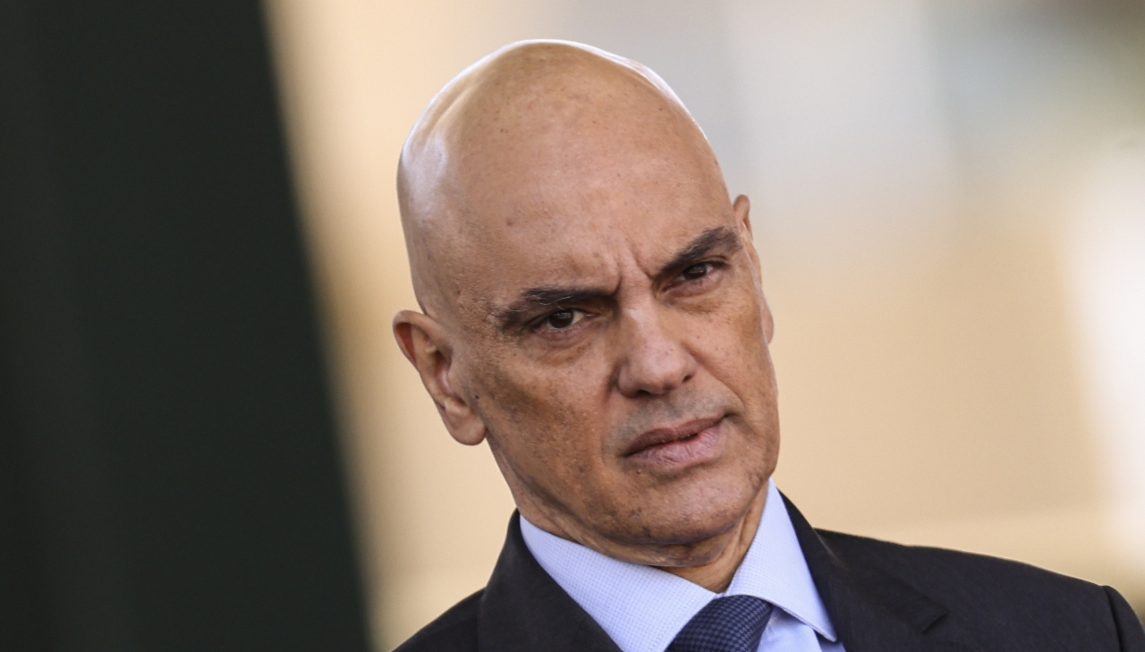 Foto do ministro Alexandre de Moraes, um homem branco, careca. Com o olhar franzido, Moraes olha para frente e está de terno