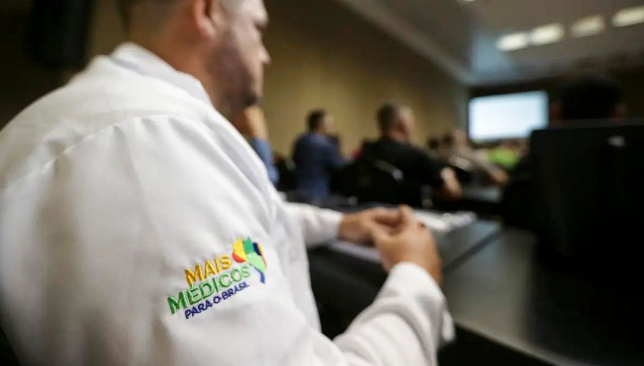 foto de médico com a logomarca do programa Mais Médico