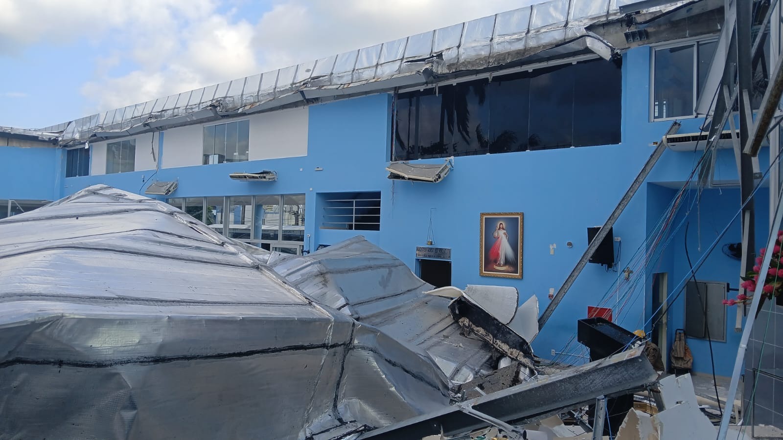 Imagem de Cristo, em meio aos destroços, no santuário do Morro da Conceição