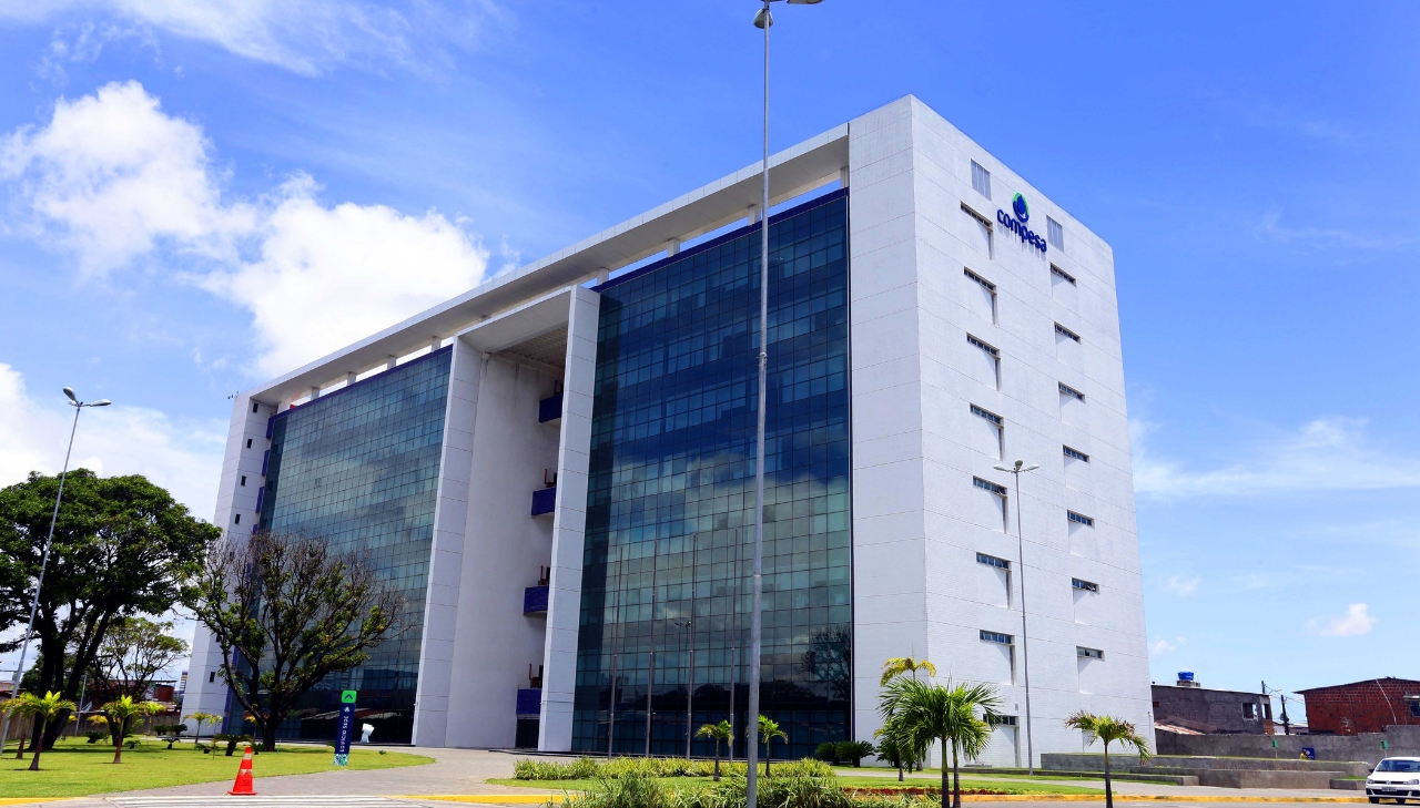 Prédio sede da Compesa, lateral tem vidro espelhado