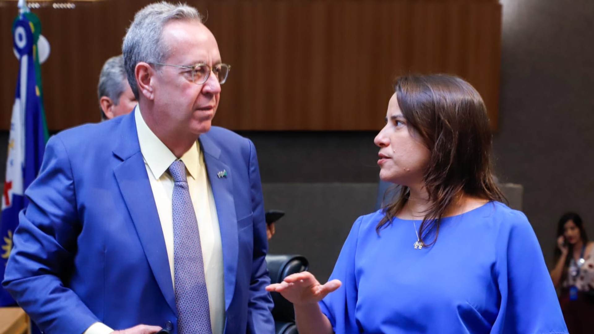 Raquel Lyra conversa com Álvaro Porto na Alepe, ambos estão em pé