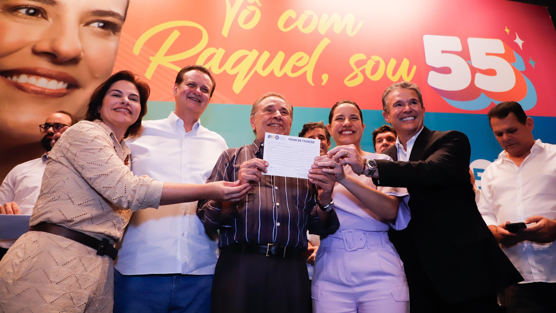 Priscila Krause, Kassab, João Lyra, Raquel Lyra e André de Paula seguram um papel escrito PSD, ao fundo estampa escrito "to com raquel, sou 55"
