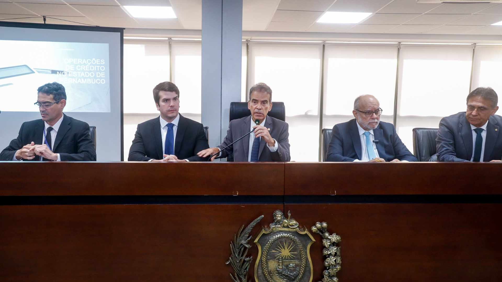 Deputados sentados em bancada