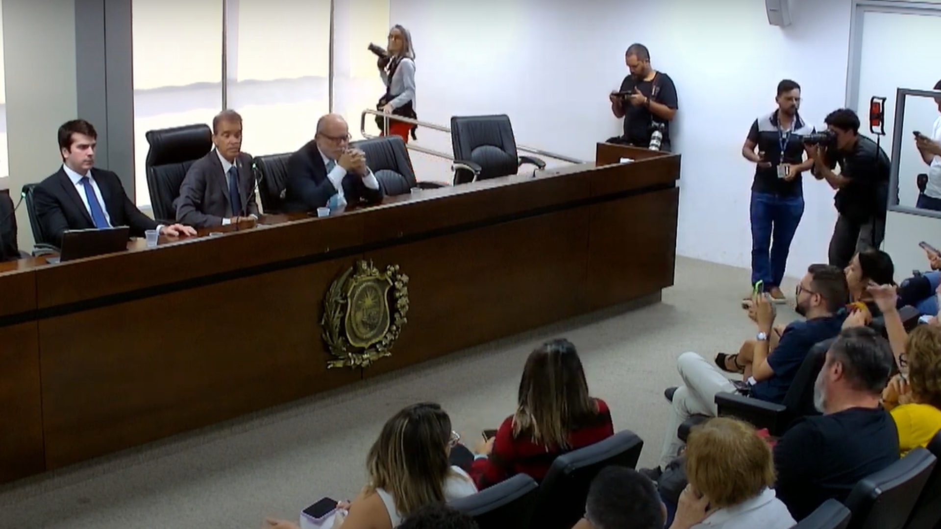 Em mesa com símbolo da Alepe, Alberto Feitosa, Antonio Coelho e Waldemar Borges falam com imprensa