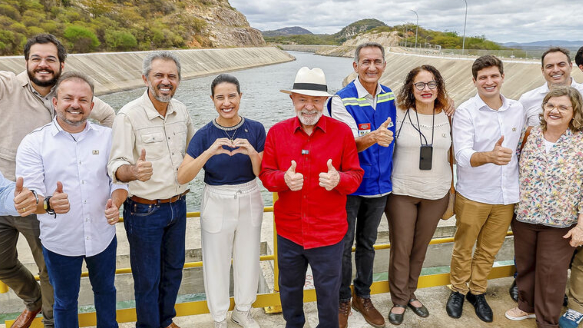 Lula e políticos sorriem em frente ao canal de transposição