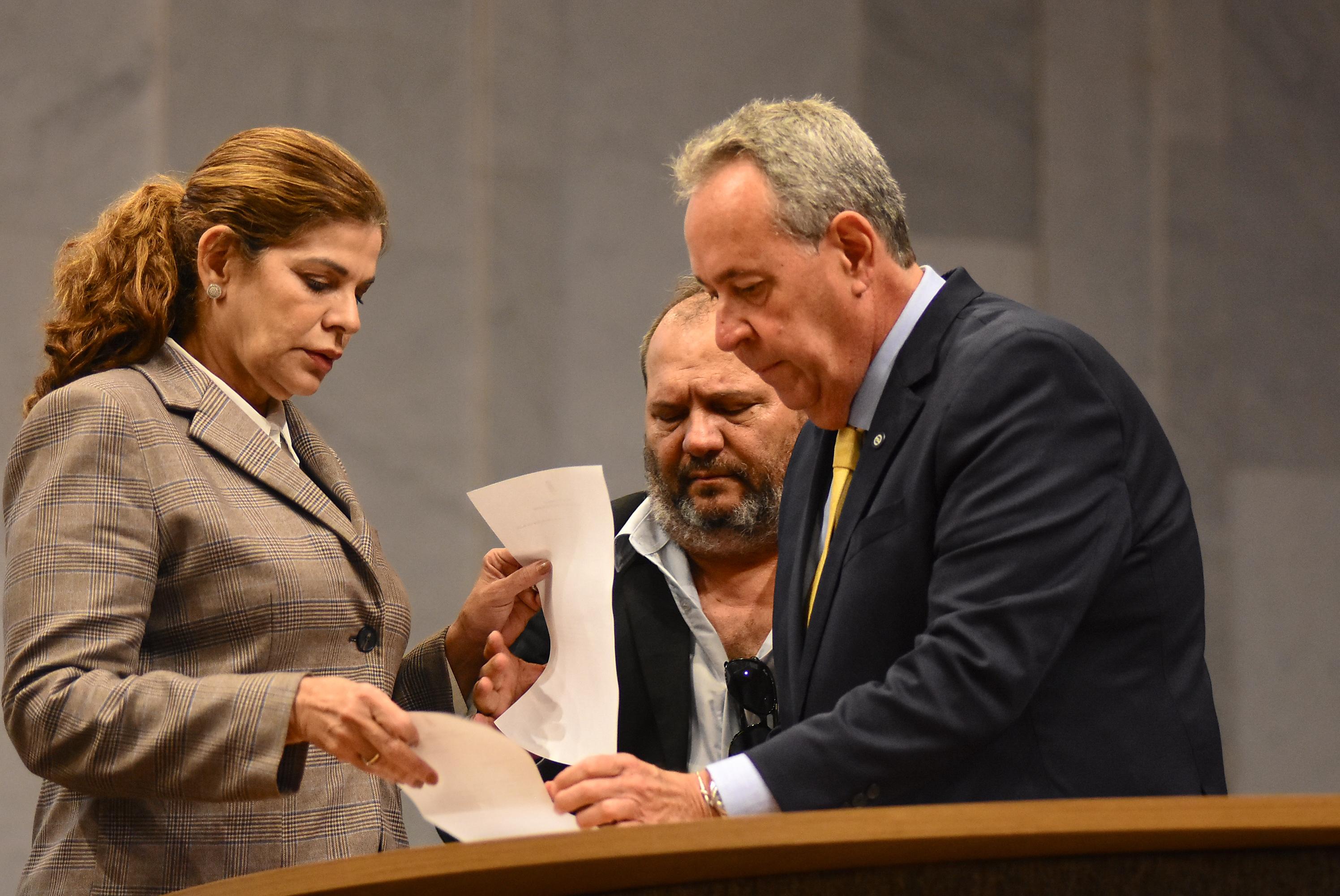 O presidente do Conselho Distrital de Fernando de Noronha, Milton Luna, leva ocumento a Porto, na Alepe